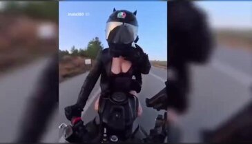 Araca arkadan çarpan motosikletli ölümden döndü