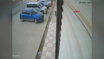 Kontrolden çıkan araç dönerciye daldı! O anlar kamerada...