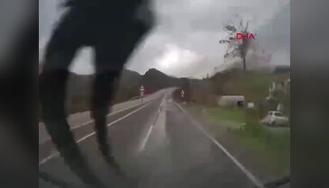 Kontrolden çıkan araç ters yöne girerek minibüse çarptı! O anlar kamerada...