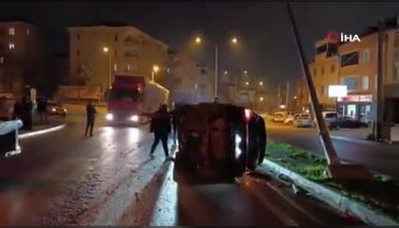 Bursa'da yağışlı hava ile birlikte kaza geldi! Önce takla attı sonra direğe çarptı...