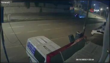 Bursa'da yağışlı hava ile birlikte kaza geldi! Önce takla attı sonra direğe çarptı...