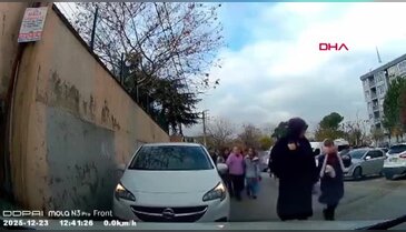 Bursa'da sürücü okuldan çıkan öğrencilerin üzerine otomobilini sürdü