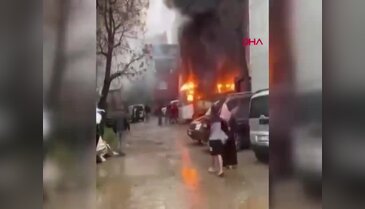 Bursa'da park halindeki araç alevler içinde kaldı! Etrafındaki araçlar da nasibini aldı...