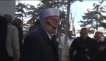 67 yıllık eşinin cenaze namazını kıldırdı! Eski Diyanet Başkanı Nursaçan'ın duygusal anları...