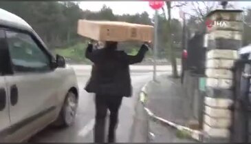 Bursa'da karlı havaya rağmen örnek davranış...