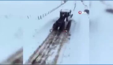 Karda mahsur kalan ambulansın imdadına iş makinesi yetişti
