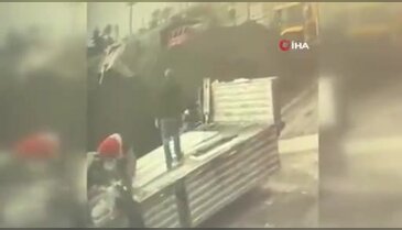 Tırdan yük indiren işçiye yıldırım çarptı! Dehşet anları kamerada