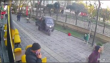 Bursa'da ilginç kaza! Elektrikli araç ile işyerine daldı...