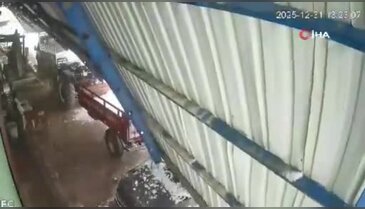 Kar yüklü çatı çöktü! Korku dolu anlar