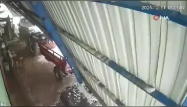Kar yüklü çatı çöktü! Korku dolu anlar