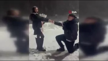 Yeni yılın ilk aşkı Uludağ'da yazıldı: Karlar altında unutulmaz teklif
