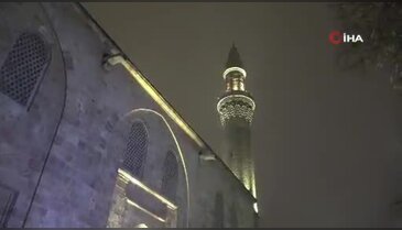 Bursa'da yılın ilk sabahı: Kar altında Ulucami'ye akın