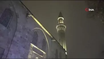 Bursa'da yılın ilk sabahı: Kar altında Ulucami'ye akın