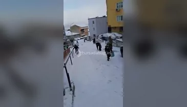 Bursa'da nostaljik kar sevinci! Poşetler yeniden kızak oldu...