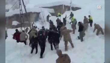 Mahalleye çığ düştü! Herkes seferber oldu: 22 ev boşaltıldı