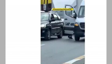 Lüks cipinden inip topuklu çizmeleriyle trafiği birbirine kattı!
