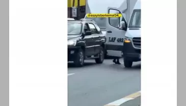 Lüks cipinden inip topuklu çizmeleriyle trafiği birbirine kattı!