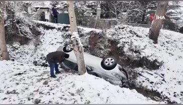 Hakimiyetini kaybeden otomobil dereye uçtu: 3 yaralı