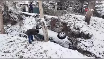 Hakimiyetini kaybeden otomobil dereye uçtu: 3 yaralı