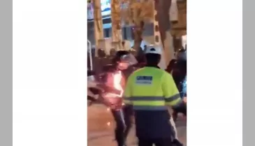Komşuda gerilim tırmanıyor! Hükümet binasına saldırıp, polis yaktılar