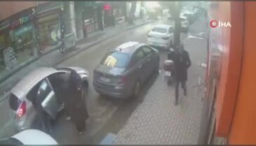 Bursa'da korku dolu anlar! Minibüsün çarptığı araç metrelerce sürüklendi...