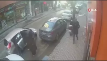 Bursa'da korku dolu anlar! Minibüsün çarptığı araç metrelerce sürüklendi...