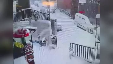 Kar topu oynayan kardeşlere aracıyla çarptı! Olay yerinden kaçtı...