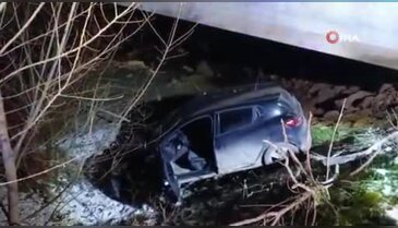 Bursa'da buzlanma nedeniyle kontrolden çıkan araç dereye uçtu! Sürücü yaralı...