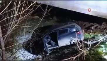 Bursa'da buzlanma nedeniyle kontrolden çıkan araç dereye uçtu! Sürücü yaralı...