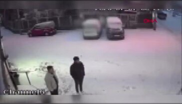 Bursa'da karla kaplı yolda otomobil kaydı, 2 arkadaş aracı durdurdu!