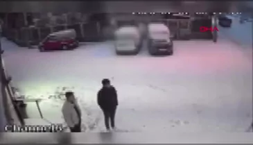 Bursa'da karla kaplı yolda otomobil kaydı, 2 arkadaş aracı durdurdu!