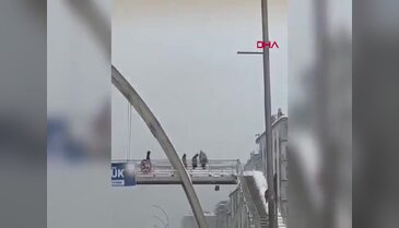 Kar topu attığı iddia edilen çocuklara feci darp! O anlar kamerada...