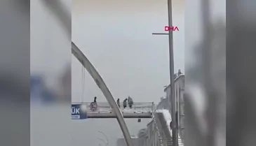 Kar topu attığı iddia edilen çocuklara feci darp! O anlar kamerada...