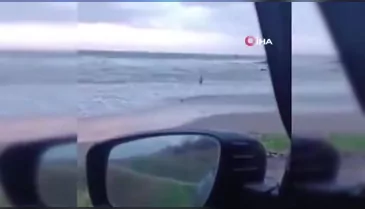 Lodosa aldırış etmeyen bir vatandaş denize girdi