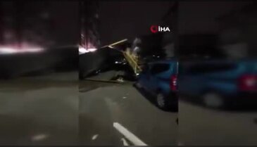 Uçan çatı aracın üzerine düştü: Sokak geçişe kapatıldı