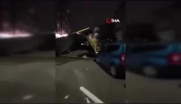 Uçan çatı aracın üzerine düştü: Sokak geçişe kapatıldı