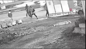 Zincirleme kazadan kıl payı kurtuldular: Panik anları kamerada...
