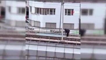 Bursa'da film gibi anlar: Vatman treni durdurup raylara indi!