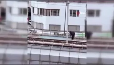 Bursa'da film gibi anlar: Vatman treni durdurup raylara indi!