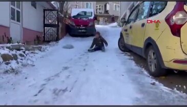 Bursa'da umut hik&acirc;yesi: 3 yıl sonra sokağa çıktı, karda kaydı...