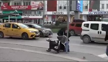 Bursa'nın lodosla imtihanı! Bebek arabasını uçurdu...