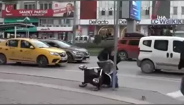 Bursa'nın lodosla imtihanı! Bebek arabasını uçurdu...