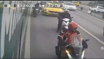 Lodosun ortasında hayat kurtaran manzara: Metrobüs motosikletlere kalkan oldu...