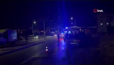 Katliam gibi kaza! Otomobil tramvaydan inen yayalara çarptı...