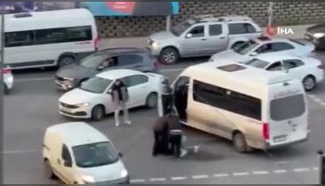 Kırmızı ışıkta yol verme kavgası! O anlar kamerada...