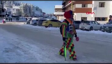 Uludağ'da alışılmadık görüntü: Kar üzerinde kayan palyaço!