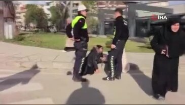 Bursa'da yaya geçidinde aracın altında kaldılar!
