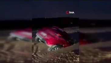 Bursa'da otomobil bataklığa saplandı! Sürücü canını zor kurtardı...