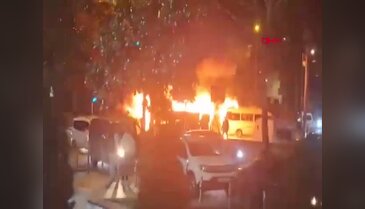 Bursa'da barakada çıkan yangın etraftaki araçlara sıçradı! Güçlükle kontrol altına alındı...