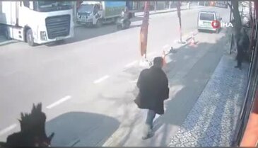 Bursa'da anayolda korkutan kaza! Motokurye tıra çarptı